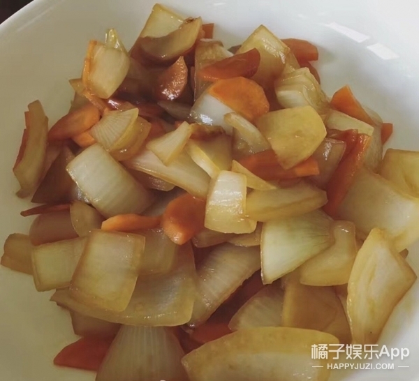 当然，减重手术做完后，及伟佳依然是每天坚持健身。而且每天吃得饭依然是很清淡