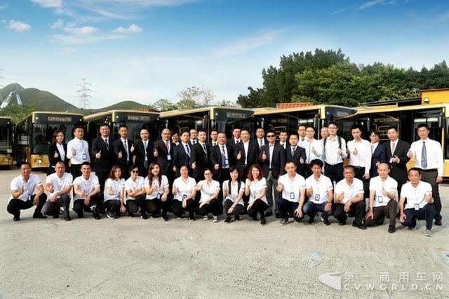 与斯堪尼亚合作研发的高端客车亮相珠港大桥