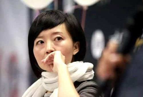 柴静与苏群分手之后,柴静也迎来了自己事业的巅峰,一连6,7档的节目都