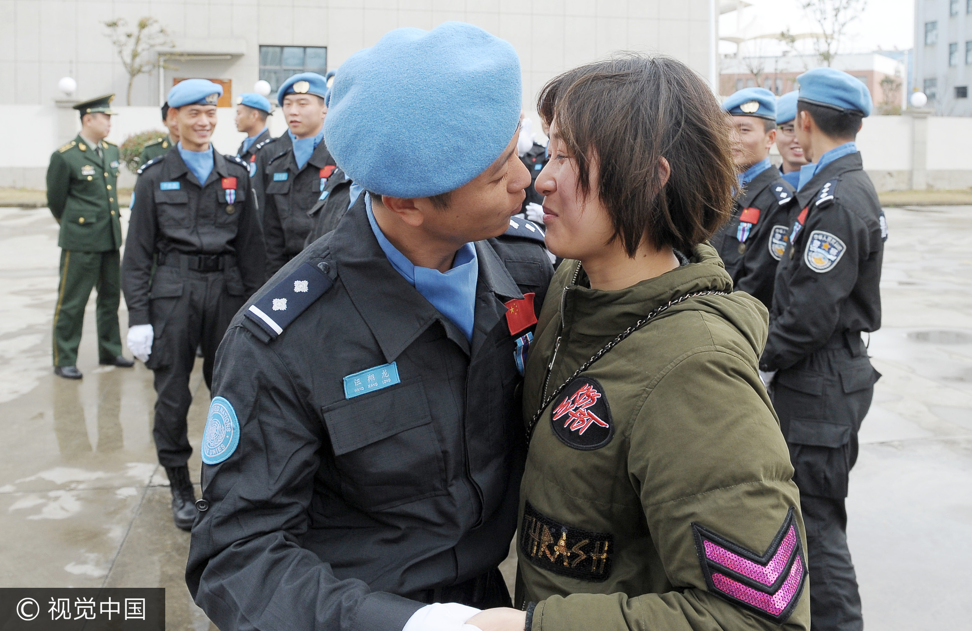 维和警察举办婚礼 迟到一年迎娶新娘