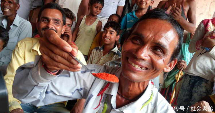 世界上最能吃辣的人,每天都要吃六斤辣椒,说是