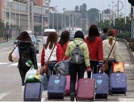 外出打工刚离开家,看到妯娌发的朋友圈,我立马