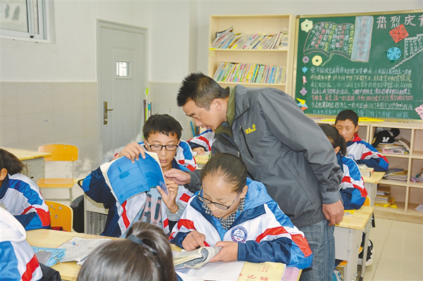 拉萨江苏实验中学援藏教师钱维胜正在辅导学生功课.