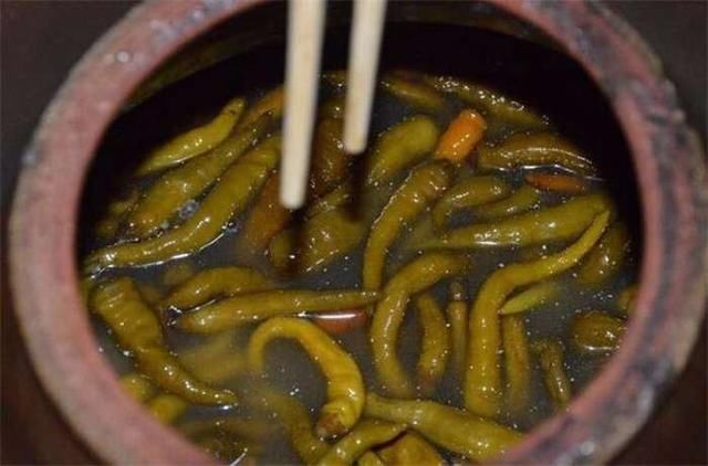 产妇生了三个畸形孩子,医生检查后说:婆婆的错