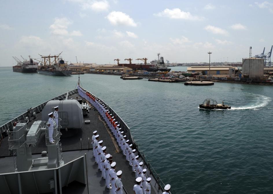 中国海军舰艇之前就曾经访问过这个小小的东非国家。有时候会进入这里老的法国港口装载补给品，然后执行索马里反海盗任务。这次，中国军人将留在这里。这个90英亩面积的基地是北京建设的第一个海外军事基地——在中国迈向世界大国的道路上，这是历史性的一步，它标志着中国进入了一个新的阶段。图为访问吉布提的中国海军护航编队。