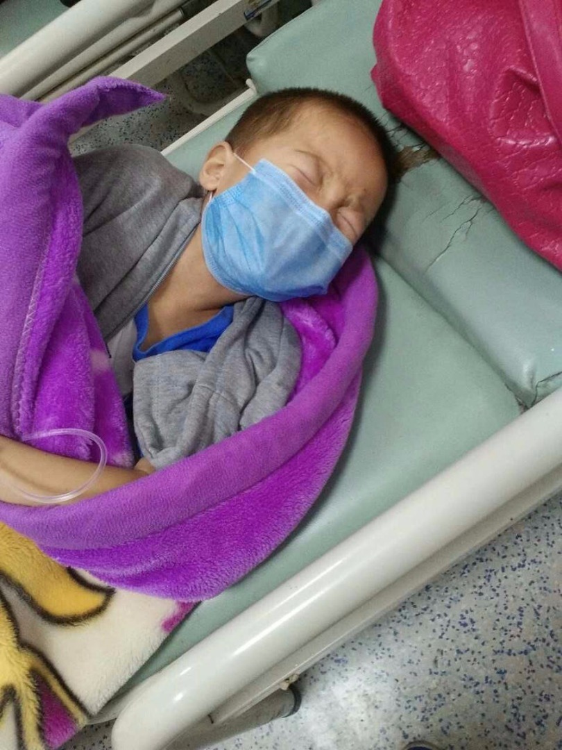 生病的男童。