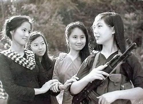 中越战争时期的越南女兵,尸体上搜出来的照片