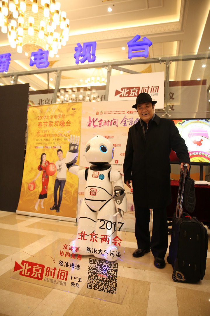 北京市第十四届人民代表大会第五次会议召开，机器人优友作为北京时间特邀记者来到会场，与代表聊天互动、亲密合影，开心时还跳起了炫酷的舞蹈，为大家带来了欢声笑语，收获了众多粉丝。