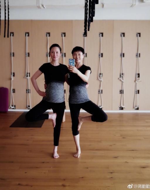 43岁的蒋勤勤怀孕7个月还在练瑜伽,这姿势简直