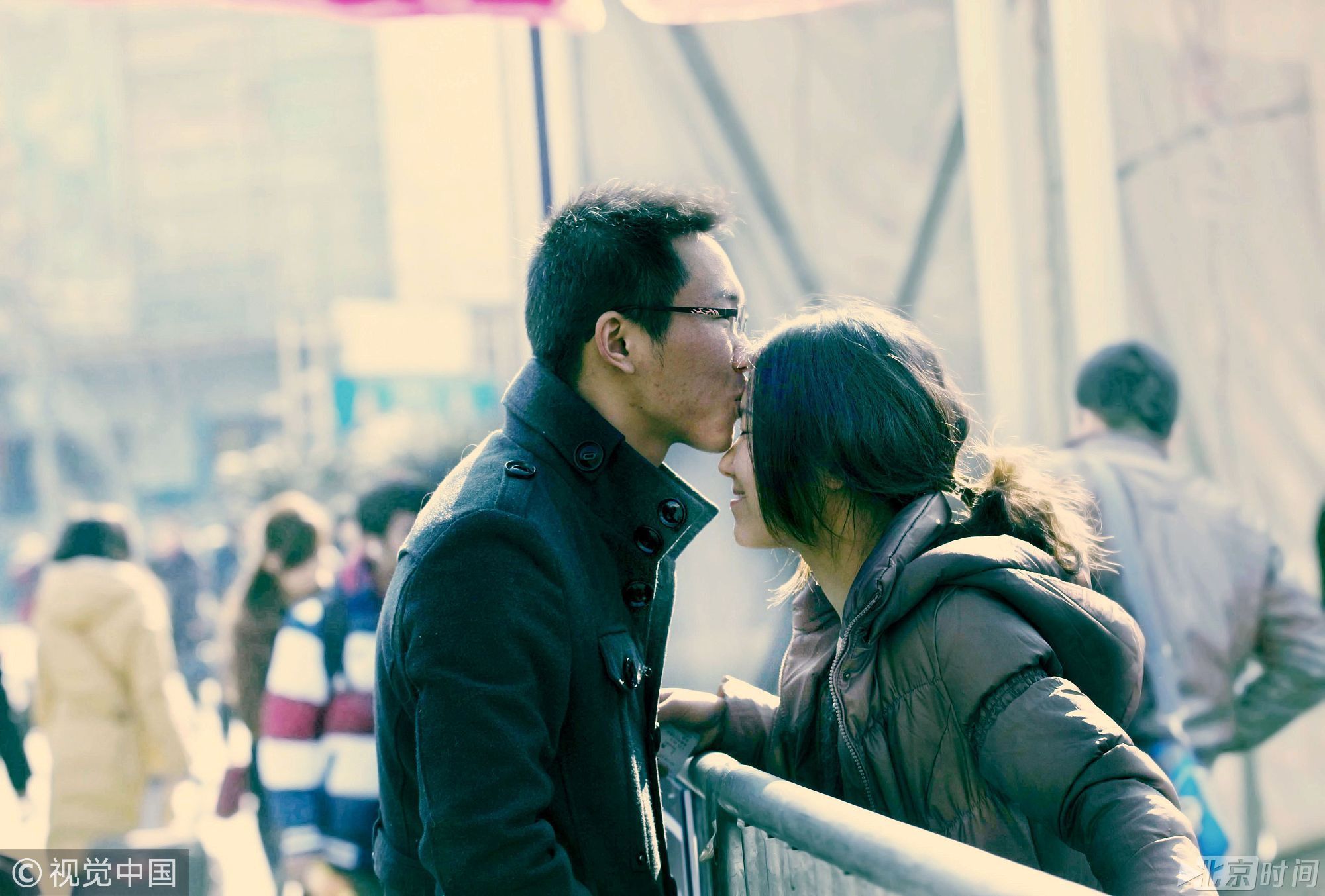 2012年1月17日，上海站，一对恋人吻别。图/视觉中国
