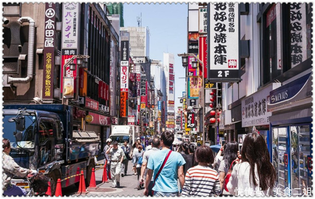 韩国人到中国旅游,买了10斤大白菜5瓶白酒,付