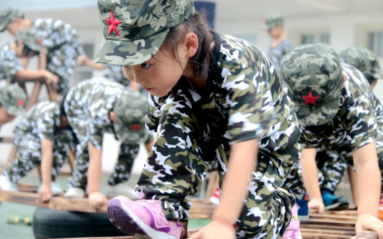 该园82名娃娃新兵和家长共同参与了“童心向党 喜迎十九大——我的国防梦从六岁开始”娃娃新兵入伍仪式。仪式结束后,娃娃兵在官兵们带领下,学习了升旗仪式礼、队列训练、内务整理等。娃娃兵在官兵们带领下,完成了冒险岛游戏挑战赛。