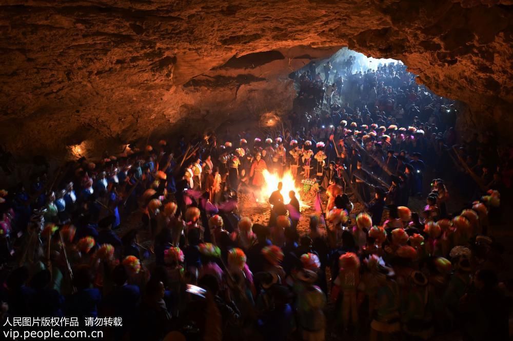 贵州龙里:苗族同胞"跳洞"祭祀闹新春