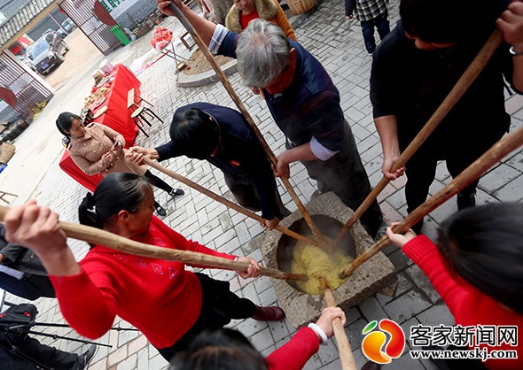 于都特色节庆活动迎元旦 游客尝鲜客家年味