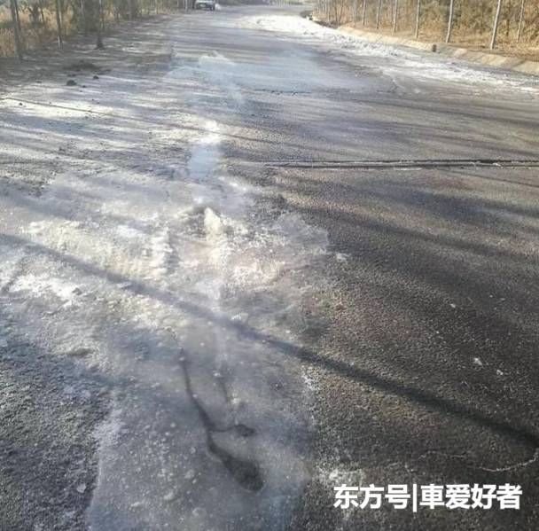 雪后路面结冰,这样开车才安全,车主相互告知