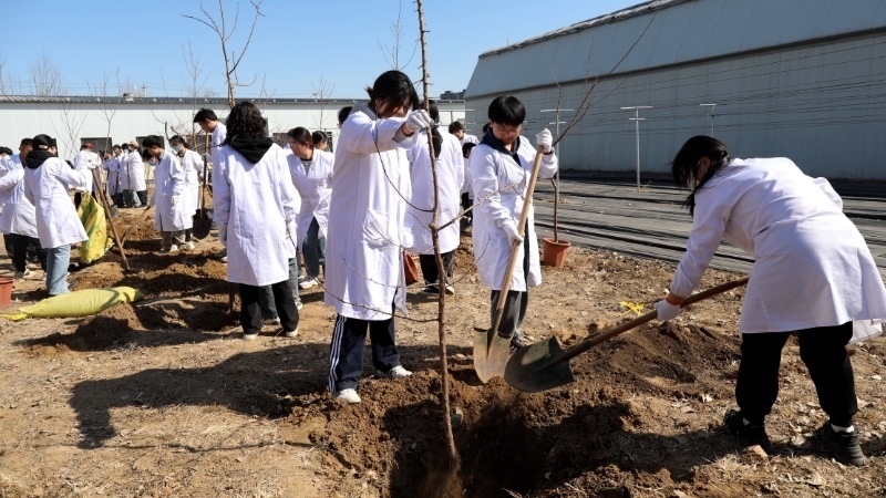 植树节,他们种下百棵果树 帮助京郊果农增产 植树节,他们种下百棵果树 帮助京郊果农增产