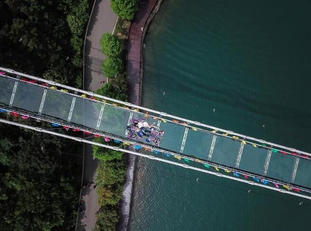 长沙石燕湖为恐高族送福利 1元可租"共享男友"陪你过玻璃廊桥