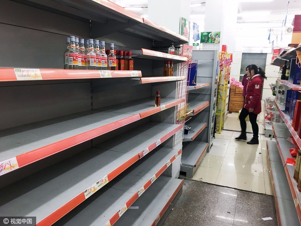 乡镇超市大清仓引疯抢 货架被抢空现场凌乱不堪 乡镇超市大清仓引疯抢 货架被抢空现场凌乱不堪