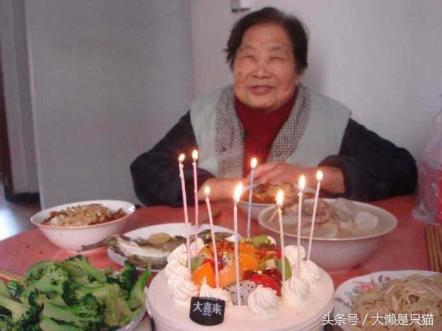 母亲生日时我送她一条金项链,看到弟妹发的朋