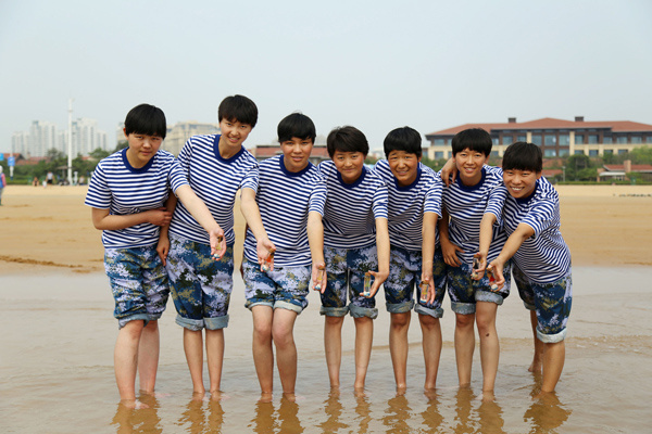 和她们同行的还有18名藏族女兵，渤海之滨，大队组织了第一次参观见学，越过了世界上最长的跨海大桥。