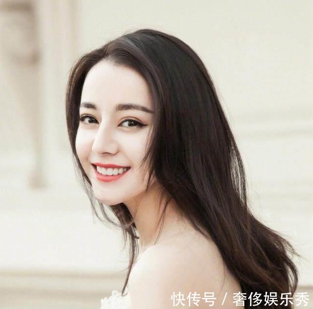 迪丽热巴米兰街拍大秀S曲线,网友直呼心脏受不