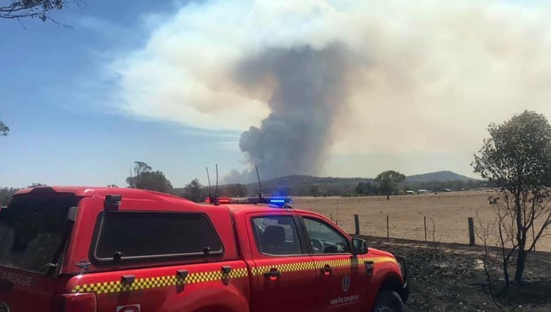近日，澳大利亚新南威尔士州发生山火，过火土地被烧焦。当地时间2月15日，澳大利亚新南威尔士州消防和救援组织发布的拍摄于13日的照片显示，新南威尔士州山火火场浓烟滚滚，土地一片焦黑，超过20所房屋被烧毁。据报道，目前山火已逐步被控制居民陆续返家。