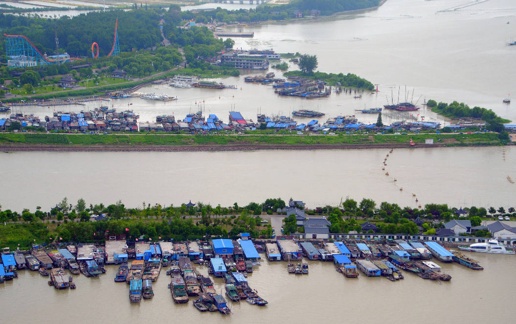 洪泽湖水位上涨 当地加大泄洪流量