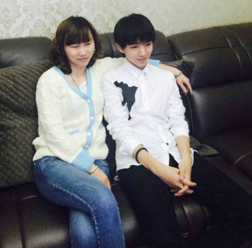 这是王俊凯和妈妈,脸型跟妈妈一样一样的!