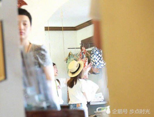 网友国外偶遇秦岚,傲人身材被赞极品!