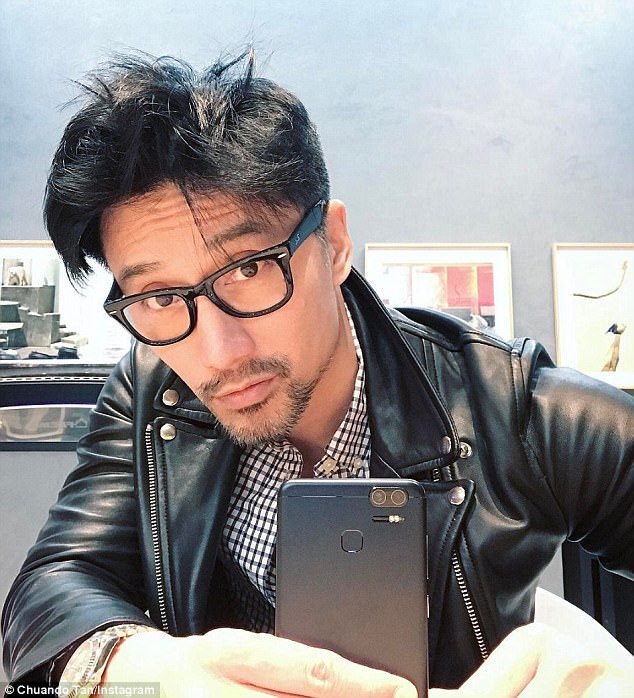 新加坡50岁冻龄男模不老容颜收获众多粉丝