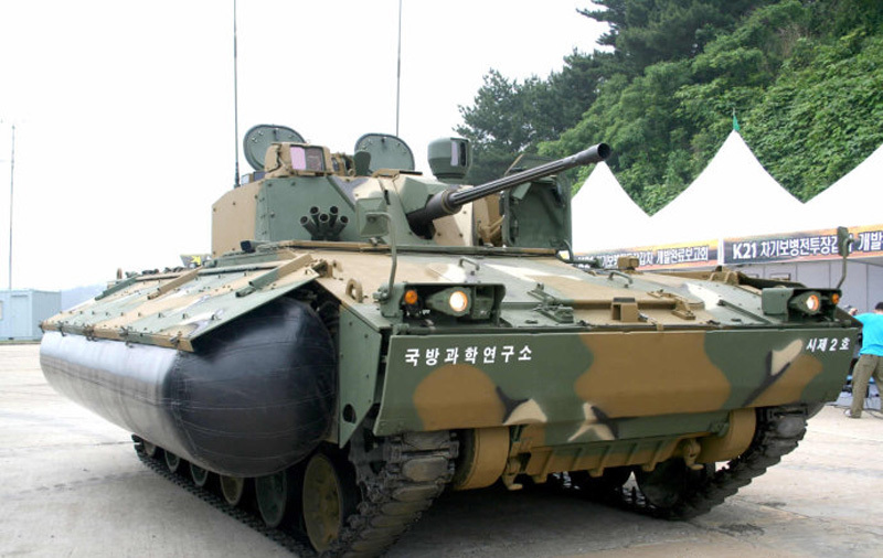 另外，韩国的步兵战车K-21（即KNIFV步兵战车）虽然是斗山重工的总承包商，但三星的软件似乎也布满K-21全身——三星不但为该车提供电动双人炮塔和先进的火控系统，还为其研制了激光雷达报警装置，另外，在K-21的变形车中，自行高炮也是三星公司生产的。