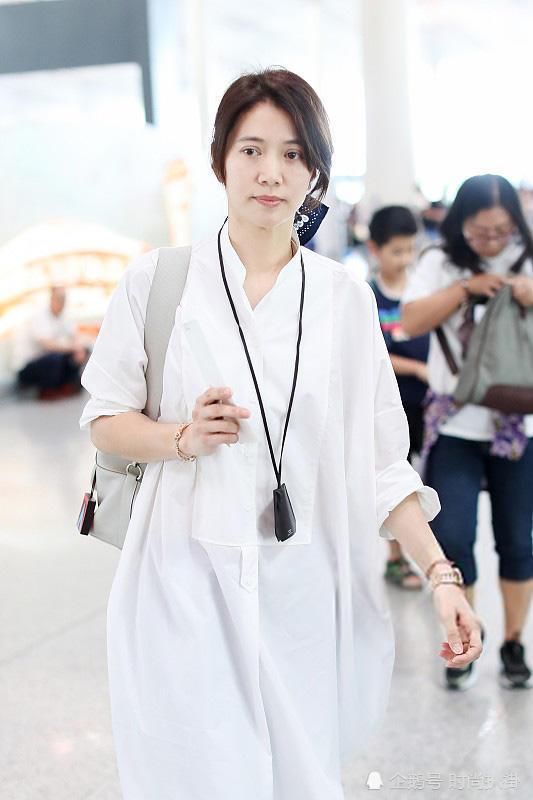 袁咏仪戴46万块的表却素颜出镜似路人,网友:土