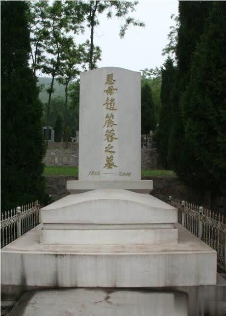 看完赵丽蓉的墓地,再看高秀敏的墓地,网友:令人