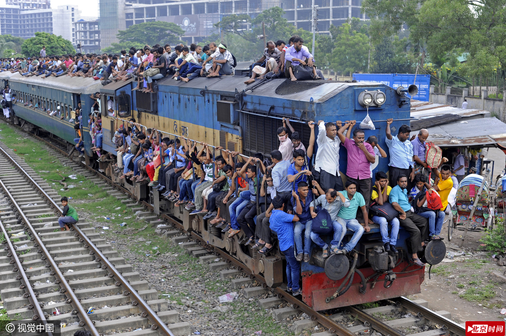 孟加拉国火车又开挂 车顶车身贴满人
