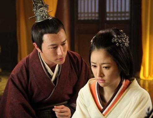 陈键锋出席电影慈善活动首映 正脸像极靳东差