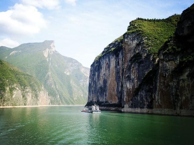 重庆到宜昌长江三峡游船游长江三峡风景壮丽河