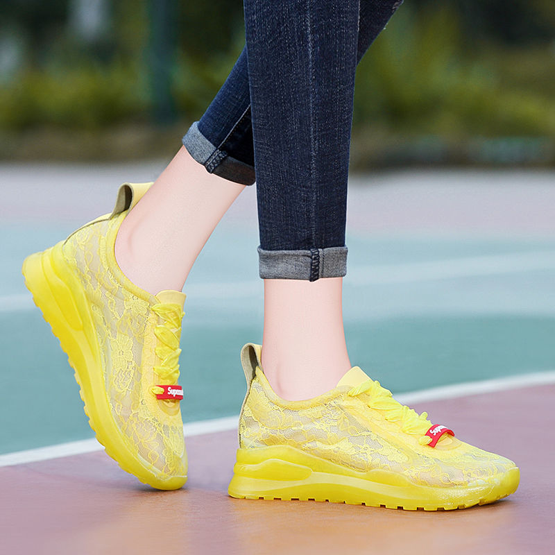 有一种小白鞋适合矮个子女人穿,显高舒适不累