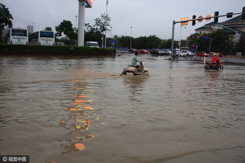 三亚遭暴雨袭击 街道积水车辆变游船