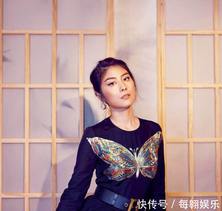 44岁的陈慧琳不得了! 这么紧的裙子都能塞进去