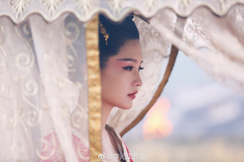 《楚乔传》李沁红衣极尽妖冶 魏贵妃为救元淳饮毒酒