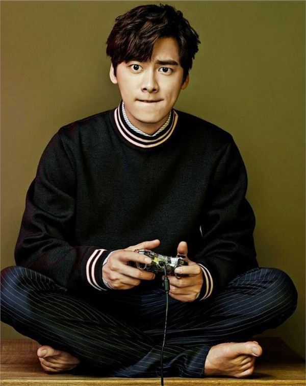 男明星最霸气的坐姿,杨洋光着脚丫子,鹿晗这坐