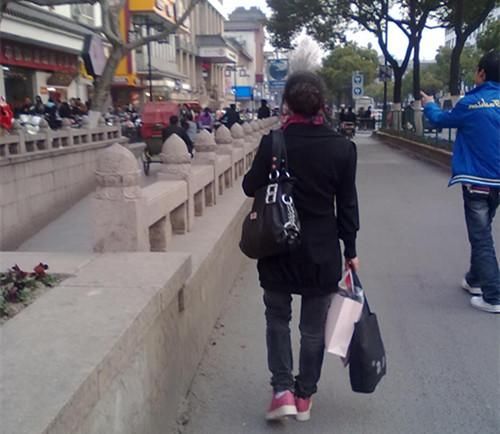 妈妈再婚后,叛逆孩子变乖巧,无意听到继父的话