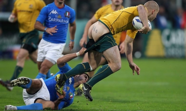 2010年，意大利佛罗伦萨，意大利橄榄球队员拉掉澳大利亚球员球裤。