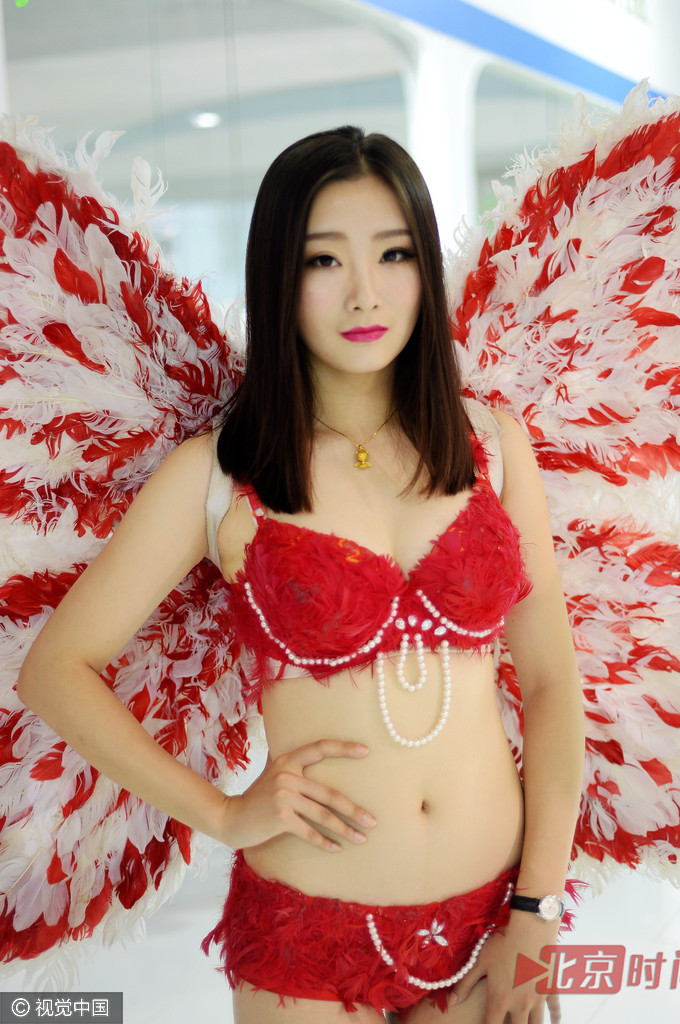 同时模特们身穿内衣、身披羽毛上演维秘秀，展示性感身材，吸引消费者目光。