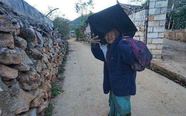 85岁老人的养老,一年只有50斤大米,低保被儿子拿走!