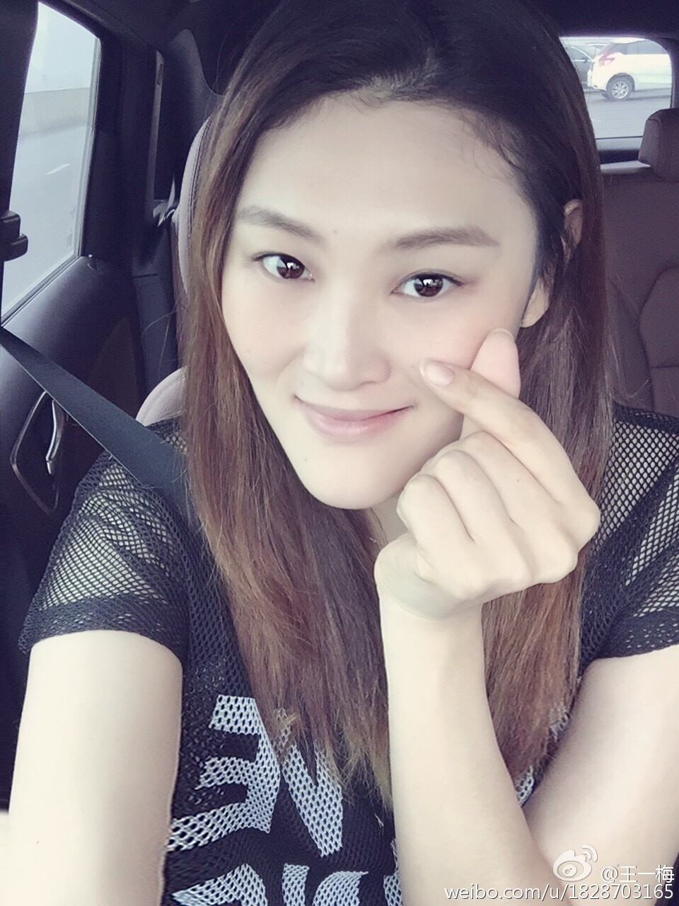 近期,远离国家队的王一梅减肥成功,神似张馨予,愈发漂亮.