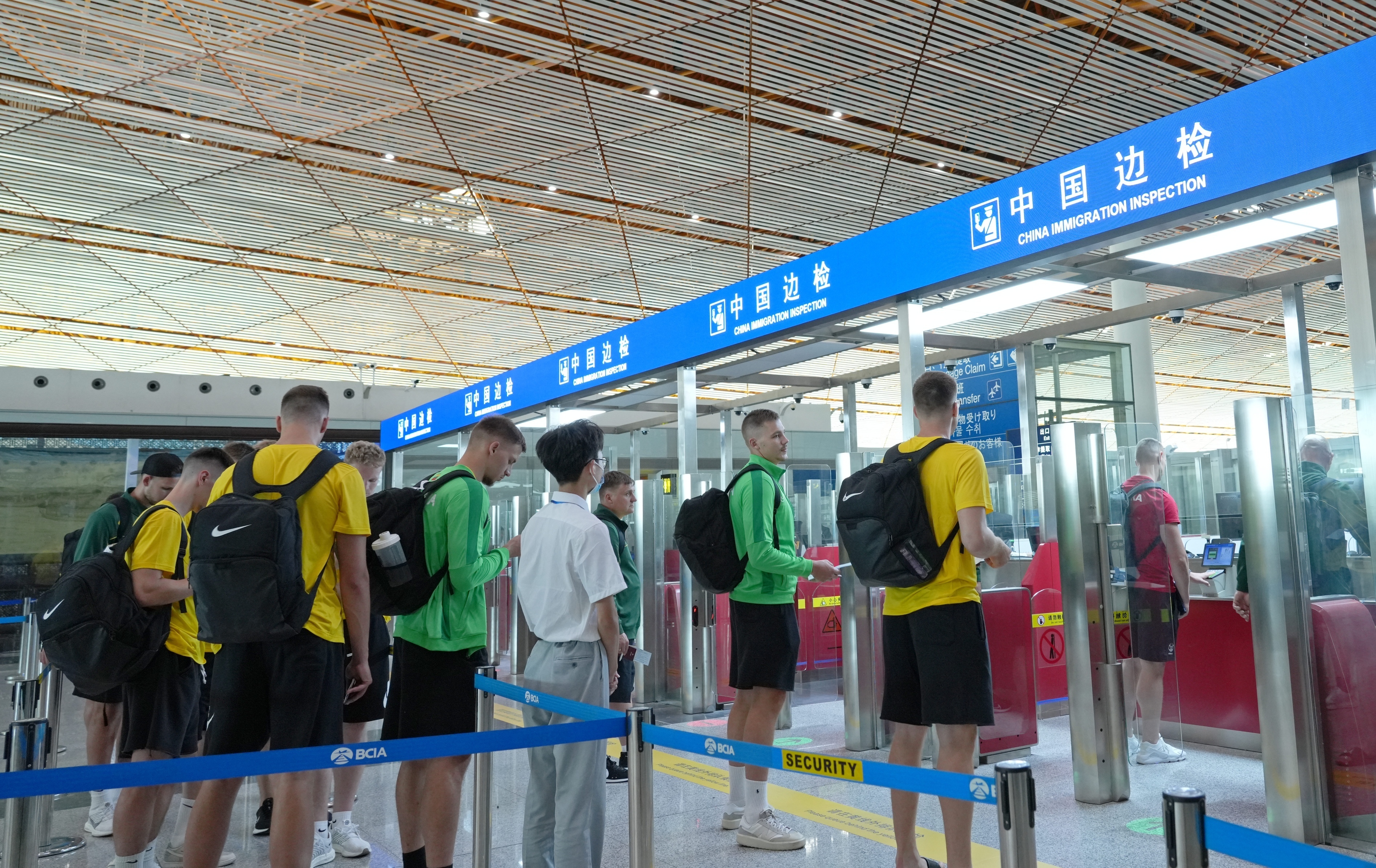 北京边检总站迎来首批大运会参赛运动员入境