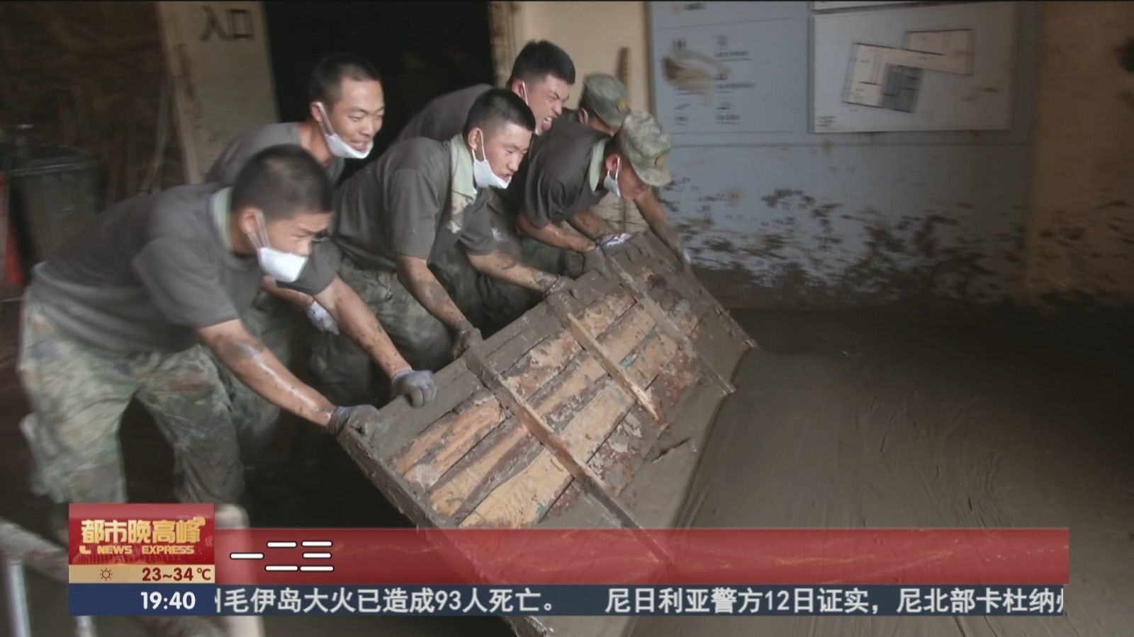 北京某师官兵全力清理平西抗日战争纪念馆淤泥