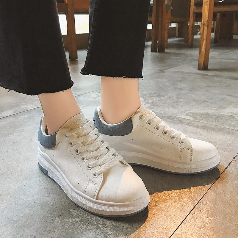 今年最流行小白鞋的款式,透气不闷脚,跟不舒适
