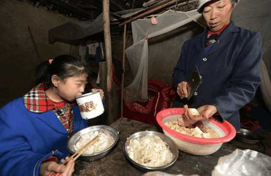 重庆女孩每天吃10斤米, 医生也没辙, 家里人直接养不起